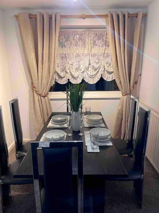 Princess 3 Bedroom House + Offstreet Parking +Wifi Leeds  Esterno foto