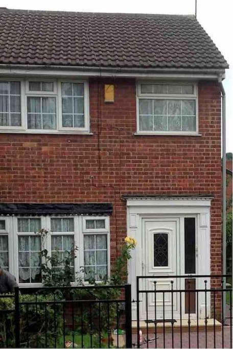 Princess 3 Bedroom House + Offstreet Parking +Wifi Leeds  Esterno foto